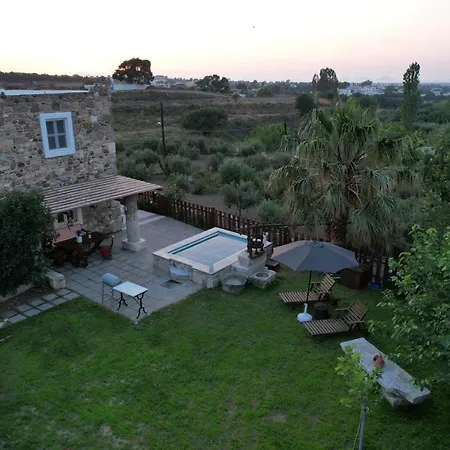 Villa Traditional With Swimming Pool, Lawn Yard And Bbq