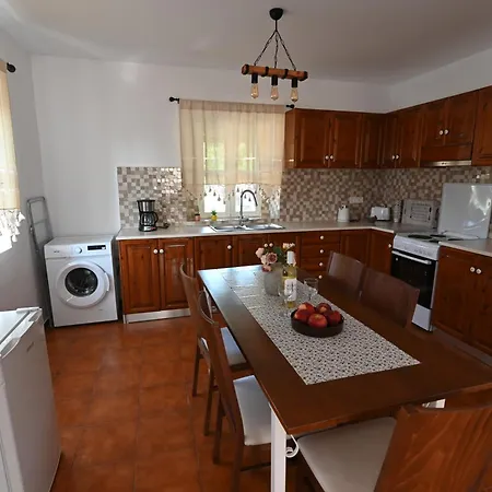 Traditional With Swimming Pool, Lawn Yard And Bbq *