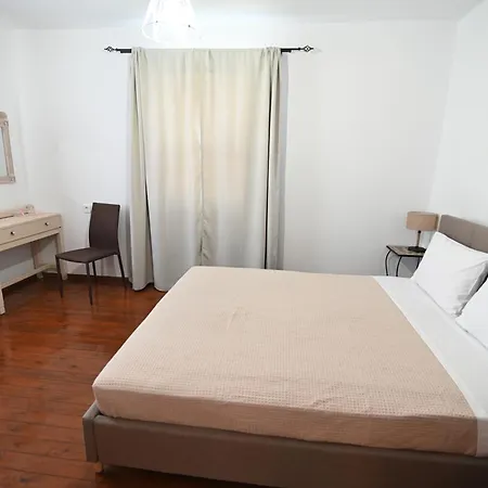 Traditional With Swimming Pool, Lawn Yard And Bbq