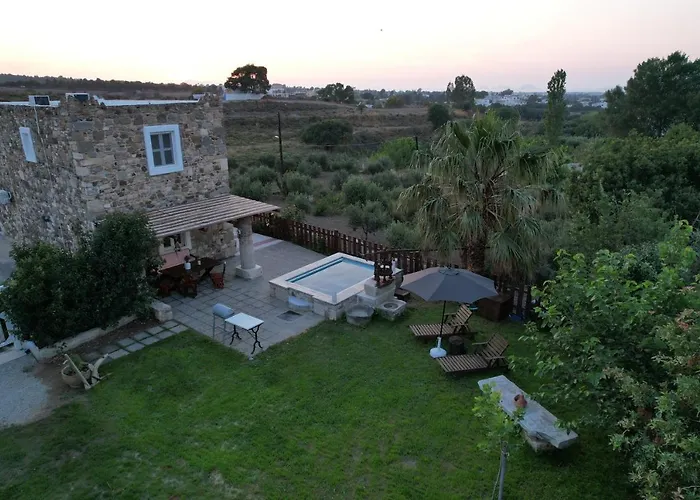 Villa Traditional With Swimming Pool, Lawn Yard And Bbq