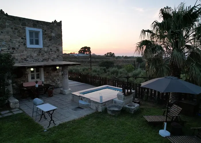 Traditional With Swimming Pool, Lawn Yard And Bbq Cós