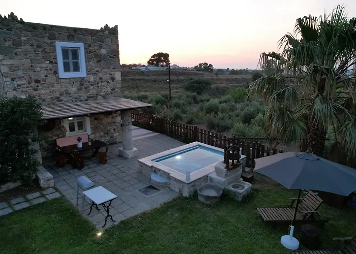 Traditional With Swimming Pool, Lawn Yard And Bbq * Cós