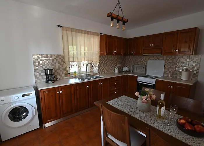 Villa Traditional With Swimming Pool, Lawn Yard And Bbq *