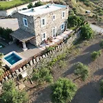 Traditional With Swimming Pool, Lawn Yard And Bbq بلدة كوس