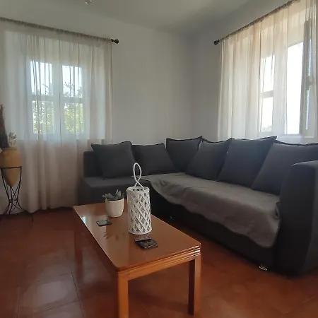 Traditional With Swimming Pool, Lawn Yard And Bbq Вілла *