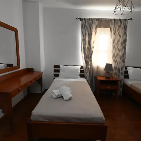 Traditional With Swimming Pool, Lawn Yard And Bbq Willa *