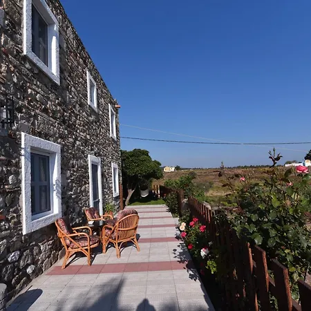 Traditional With Swimming Pool, Lawn Yard And Bbq Willa