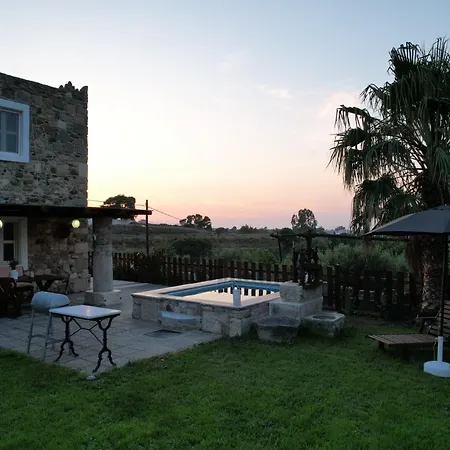 Traditional With Swimming Pool, Lawn Yard And Bbq Willa