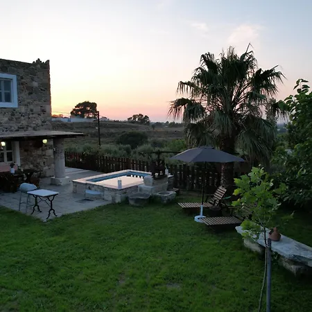 Traditional With Swimming Pool, Lawn Yard And Bbq