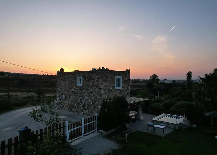 Traditional With Swimming Pool, Lawn Yard And Bbq فيلة