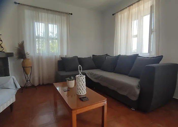 Traditional With Swimming Pool, Lawn Yard And Bbq فيلة *