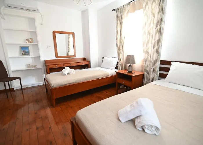 Traditional With Swimming Pool, Lawn Yard And Bbq