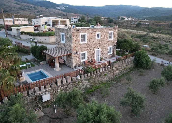 Traditional With Swimming Pool, Lawn Yard And Bbq *