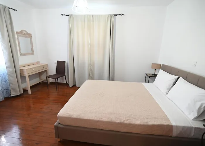 Traditional With Swimming Pool, Lawn Yard And Bbq