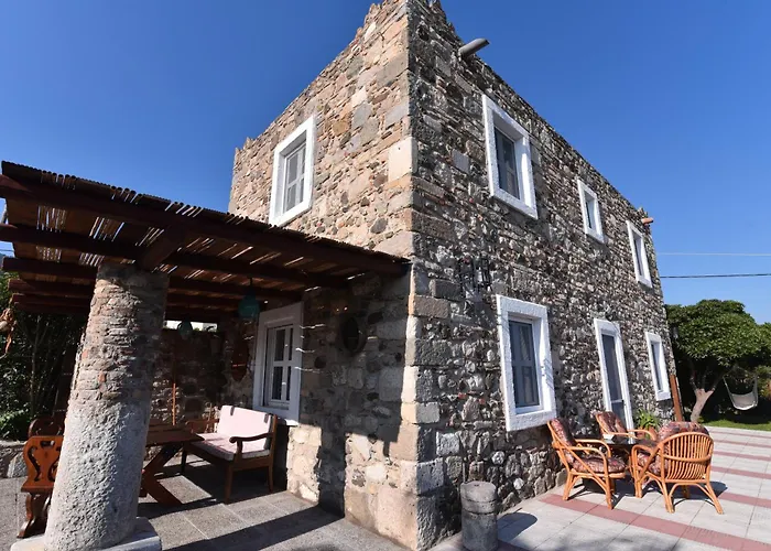 Villa Traditional With Swimming Pool, Lawn Yard And Bbq Kos Town