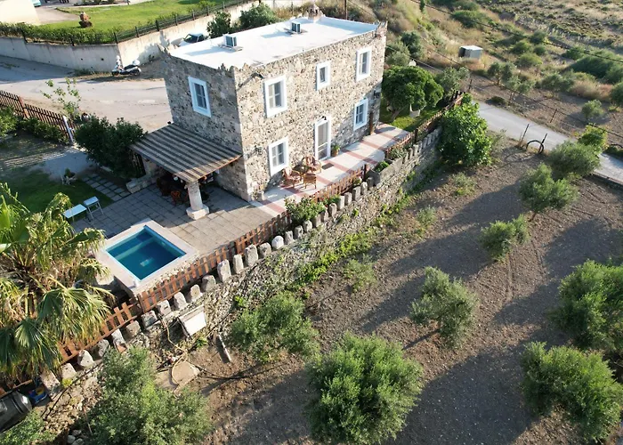 Traditional With Swimming Pool, Lawn Yard And Bbq بلدة كوس